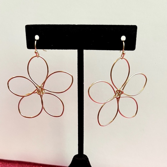 isabelle & riley Jewelry - Daisy Wire Earrings